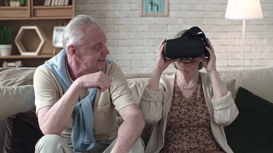 老年妇女尝试虚拟现实眼镜视频素材模板下载