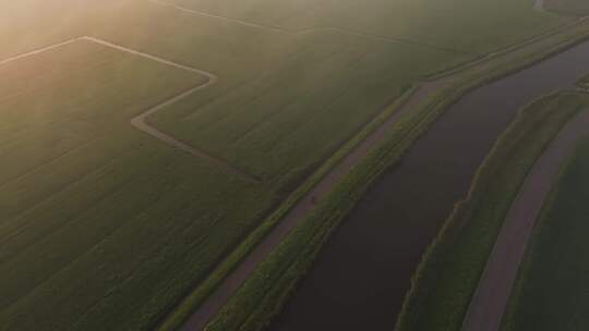 荷兰有风车的雾蒙蒙的乡村鸟瞰图。