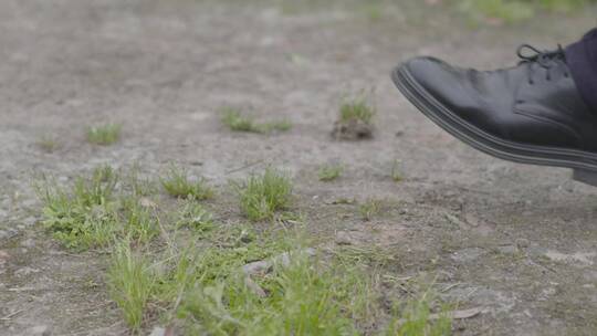 皮鞋踩在泥路走在泥土里的脚步特写乡村农村