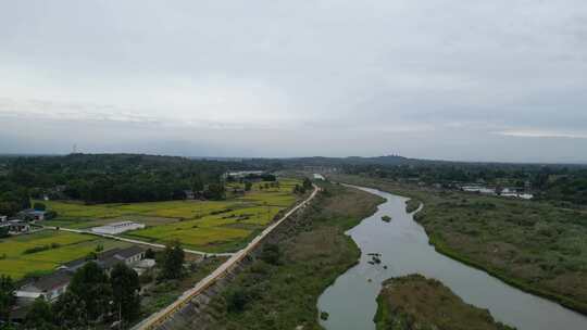 四川盆地九月河道田野平原样貌