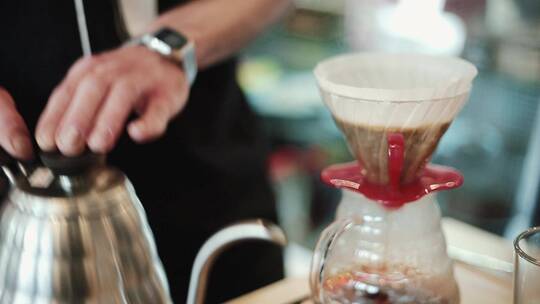 咖啡师将热水咖啡倒入过滤器