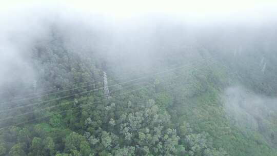 云雾缭绕的山岭航拍