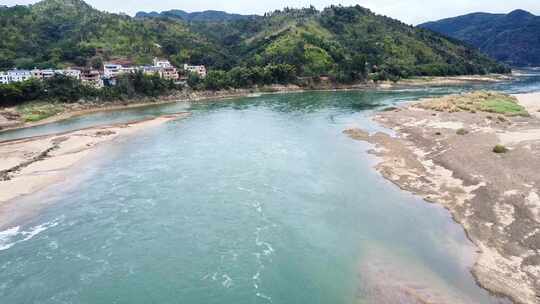 航拍小岛海岸别墅海滨城市大海波涛港口