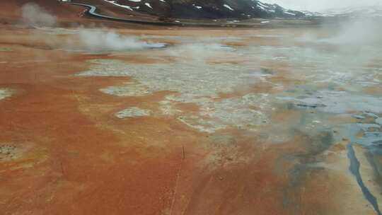 4k航拍冰岛米湖地热温泉群冒着热气