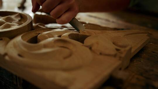木匠制作手工雕刻花纹视频素材模板下载