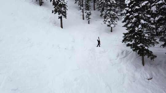 登山的滑雪者在降雪中休息一下