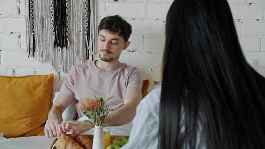 卧室，早餐，男人，女人