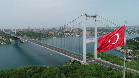 航拍大桥和土耳其国旗