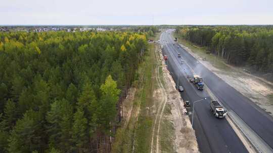 四车道公路沥青路面的修复和铺设。无人机电影视图