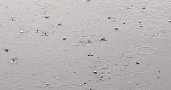 雨天下雨雨滴水面水泡