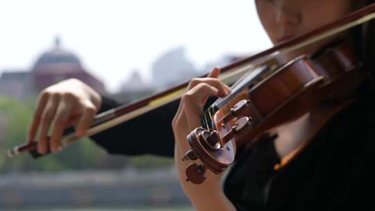 唯美镜头小提琴家海河边演奏2视频素材模板下载