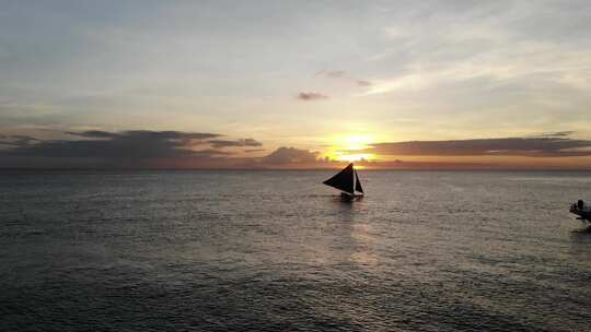 夕阳西下一只扬帆起航的小船在大海里漂浮视频素材模板下载