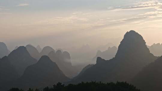 日出时分的喀斯特地貌群山鸟瞰全景