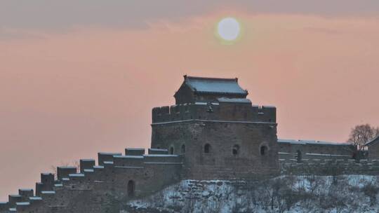 日落时长城的雪景鸟瞰图冬季