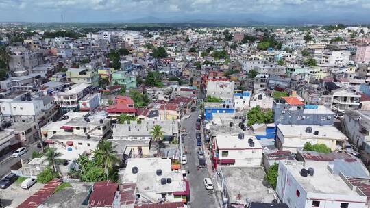 圣多明戈郊区对比生活方式的鸟瞰图。主要街