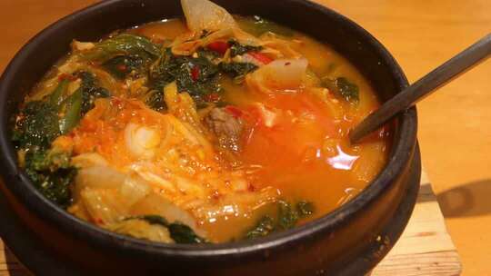 韩餐馆餐桌上新鲜出炉的小白菜牛排骨汤美食