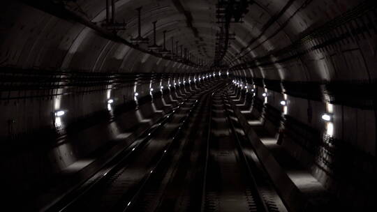 隧道中快速行驶的地铁