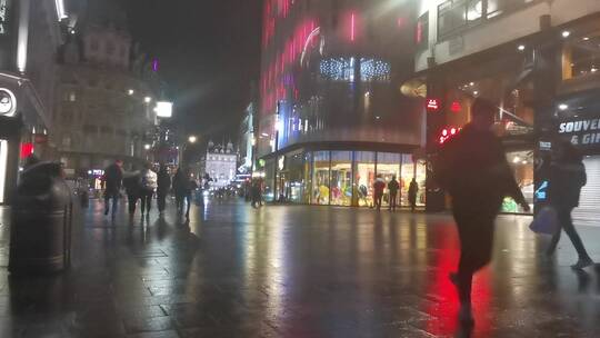 晚上在伦敦购物中心街上行走的人们视频素材模板下载