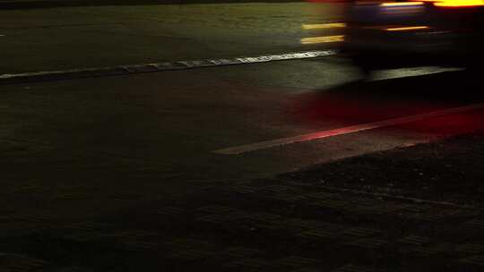 夜晚街道行驶车辆光影画面