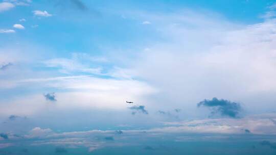 飞机飞过天空