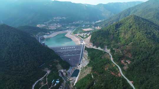 航拍厦门抽水蓄能电站上下水库与山顶风电场