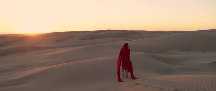 沙漠里穿长袍的女性