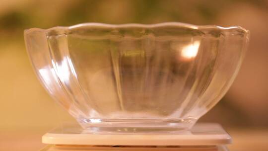 玻璃碗厨房秤称豆芽重量视频素材模板下载