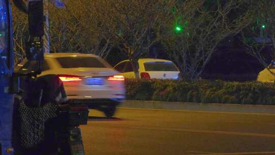 杭州城市夜晚街头汽车车流人流夜景视频素材