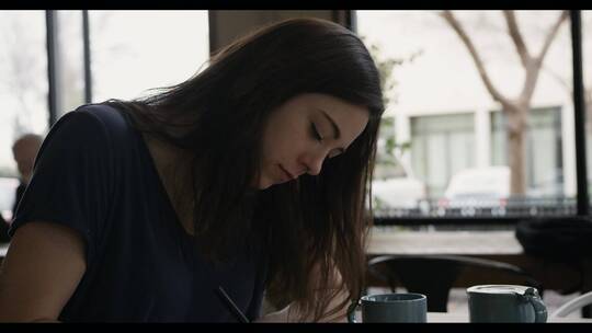 女人在咖啡馆桌子上写字视频素材模板下载