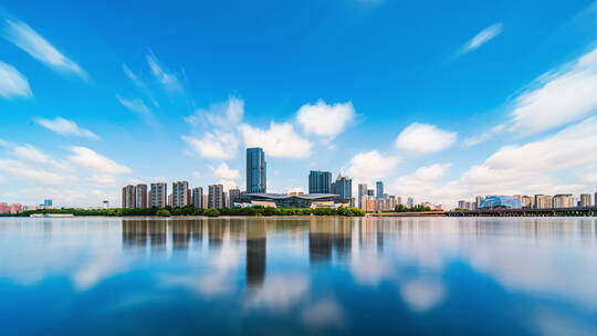 中国辽宁沈阳浑河岸边城市建筑蓝天白云视频素材模板下载