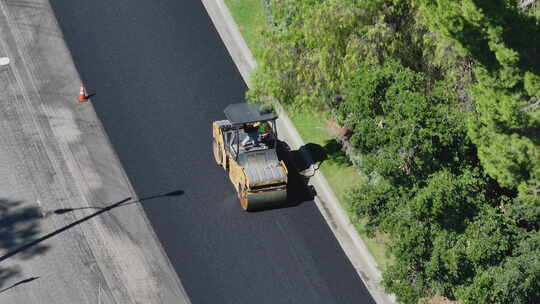 在新道路上工作的重型机械和船员