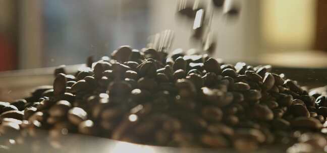 咖啡豆倒成一堆