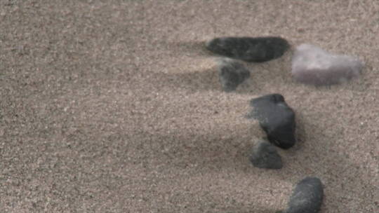 新疆 风沙天气 陷入沙子中的石头特写