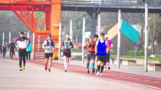 运动员在街道上跑步视频素材模板下载