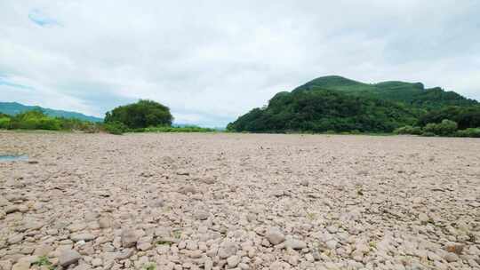 干枯的河床干旱枯水期河道漓江