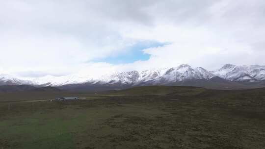 航拍青藏高原青海祁连山脉天境祁连雪山雪景