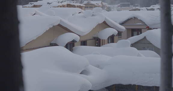 积雪深厚的雪乡特色小屋屋顶景象