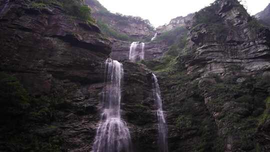 森林高山流水瀑布山水自然风景山峰岩石流水