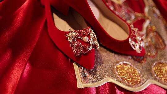 婚礼晨拍红色婚鞋放在秀禾服上
