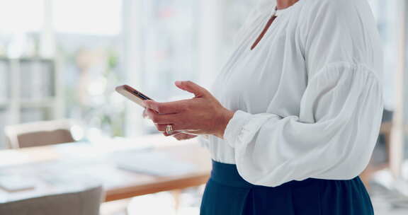 商业女性，手和电话用于社交网络打字进行交