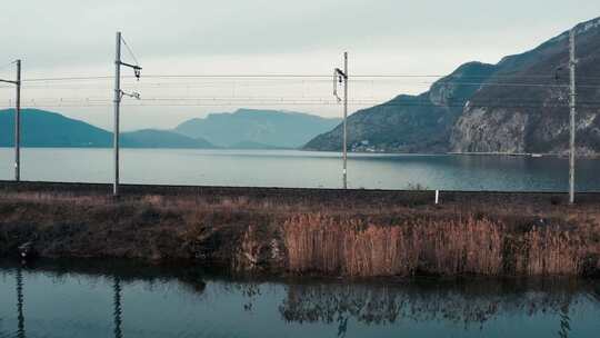 沿着瓦利湖修建的铁路