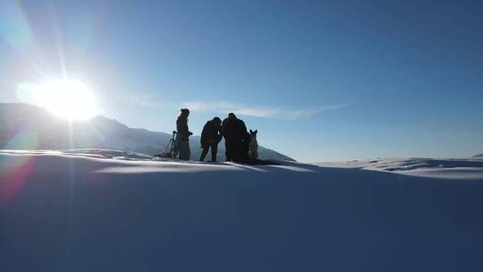 无人机航拍 正在雪山拍摄冬天森林美景的人