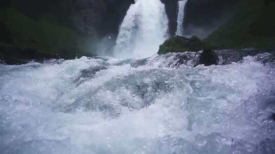 山间瀑布水流