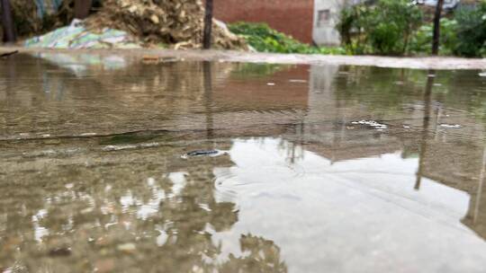 下雨的水面