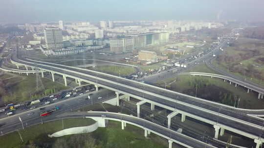 城市道路交汇处的鸟瞰图