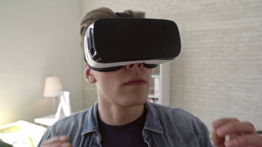 男人在体验虚拟现实眼镜视频素材模板下载