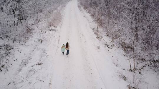 走在积雪的路上的母女俩