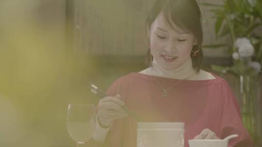 一位红衣女子在星际餐厅用餐视频素材模板下载