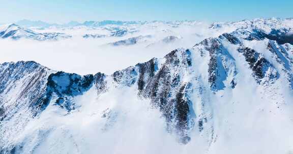 航拍冬季白雪覆盖的夹金山风景