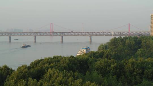 武汉江滩航拍江大桥渡口船向前航行视频素材模板下载